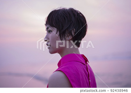 20 多歲日出的海邊女人 92438946