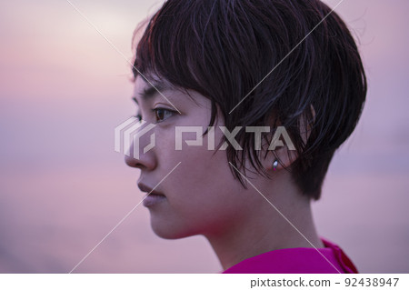 20 多歲日出的海邊女人 20 多歲日出的海邊女人 92438947