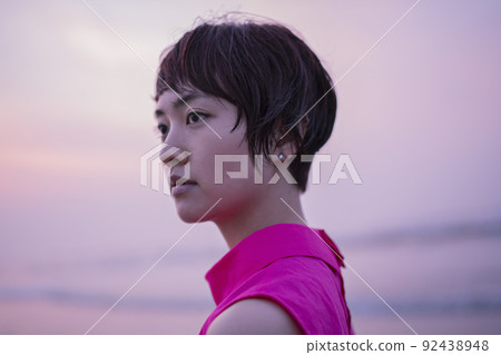 20 多歲日出的海邊女人 20 多歲日出的海邊女人 92438948