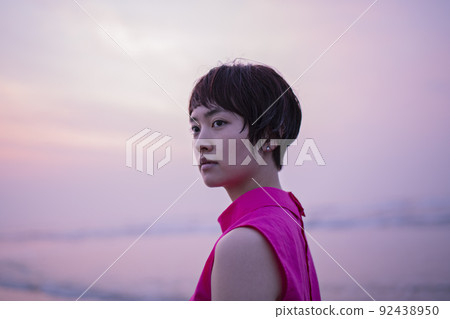 20 多歲日出的海邊女人 20 多歲日出的海邊女人 92438950