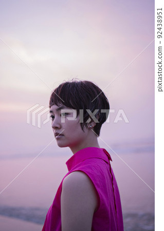 20 多歲日出的海邊女人 20 多歲日出的海邊女人 92438951