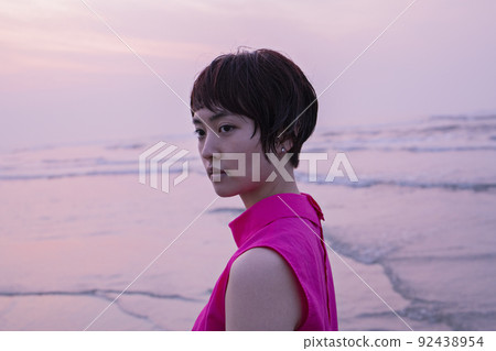 20 多歲日出的海邊女人 20 多歲日出的海邊女人 92438954