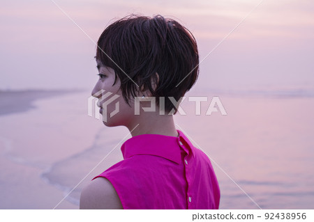 20 多歲日出的海邊女人 20 多歲日出的海邊女人 92438956