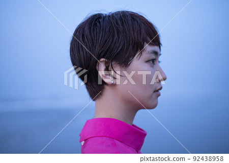 在她 20 多歲的早晨配置文件中的海邊女人 在她 20 多歲的早晨配置文件中的海邊女人 92438958