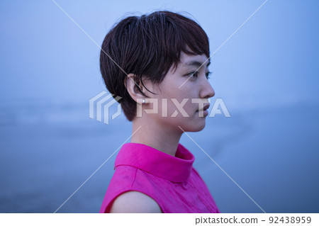 在她 20 多歲的早晨配置文件中的海邊女人 在她 20 多歲的早晨配置文件中的海邊女人 92438959
