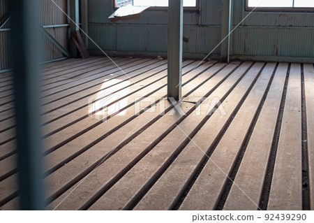 Warehouse waiting for dismantling 92439290