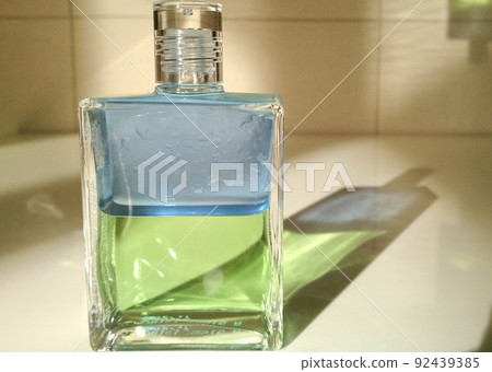 反射陽光的彩色瓶 反射陽光的彩色瓶 92439385