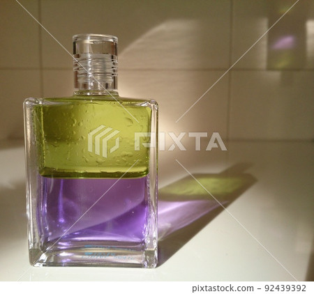 反射陽光的彩色瓶 反射陽光的彩色瓶 92439392