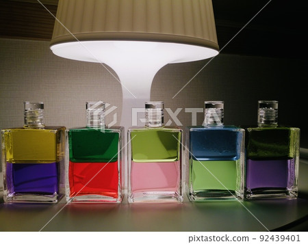 撞光的多個彩色瓶子 撞光的多個彩色瓶子 92439401