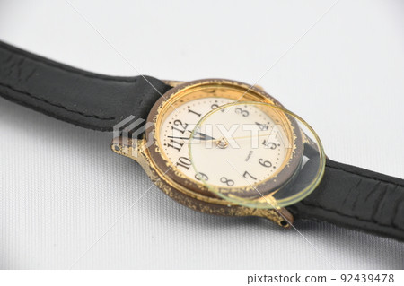 Old women's wristwatch with broken glass 92439478