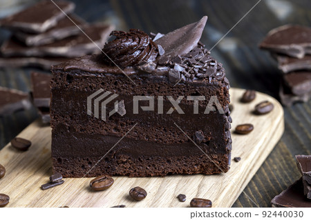 chocolate cake with chocolate filling on the table 92440030