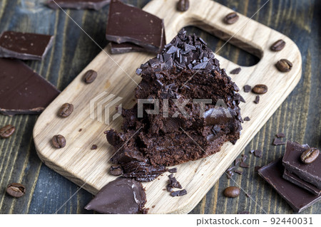 chocolate cake with chocolate filling on the table 92440031