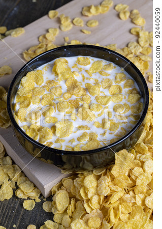 dry breakfast corn flakes of yellow color , close up dry breakfast corn flakes of yellow color , close up 92440059
