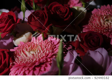 黑色背景上的花束 黑色背景上的花束 92440182
