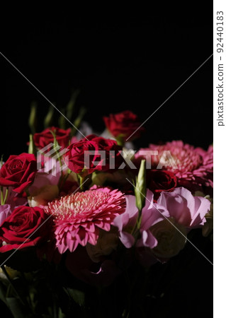 黑色背景上的花束 黑色背景上的花束 92440183