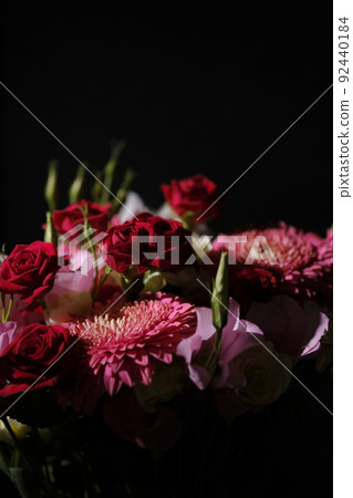黑色背景上的花束 黑色背景上的花束 92440184