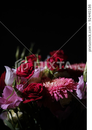 黑色背景上的花束 黑色背景上的花束 92440186
