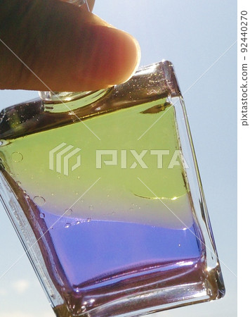 反射陽光的多種顏色瓶 92440270