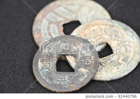 從舊民居的地板下出來的江戶時代鏽跡斑斑的舊硬幣 從舊民居的地板下出來的江戶時代鏽跡斑斑的舊硬幣 92440796