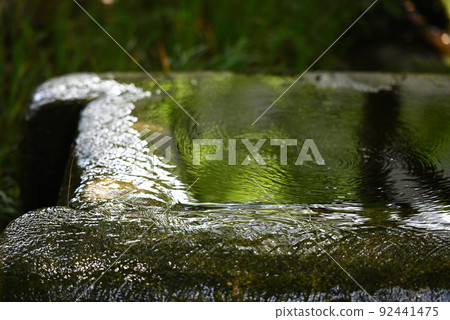 綠色下溢出的水 綠色下溢出的水 92441475