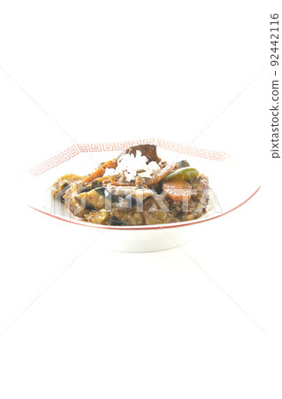 在白色背景的八角形中國盤子上拍攝毛茄子 92442116