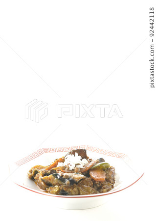 在白色背景的八角形中國盤子上拍攝毛茄子 92442118