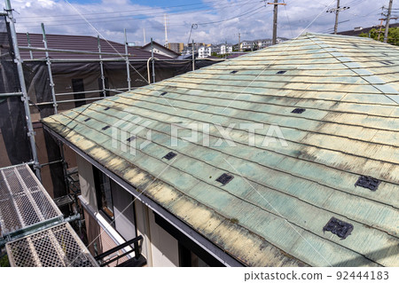 用於翻新 25 年曆史獨戶住宅褪色和骯髒屋頂的腳手架 92444183