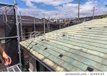 用於翻新 25 年曆史獨戶住宅褪色和骯髒屋頂的腳手架 用於翻新 25 年曆史獨戶住宅褪色和骯髒屋頂的腳手架 92444185