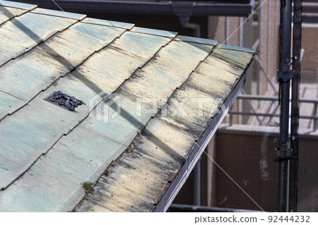 用於翻新 25 年曆史獨戶住宅褪色和骯髒屋頂的腳手架 用於翻新 25 年曆史獨戶住宅褪色和骯髒屋頂的腳手架 92444232