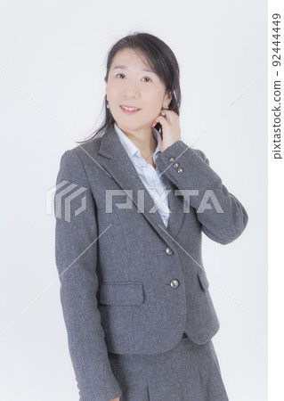 一個 40 多歲的女人的肖像 92444449