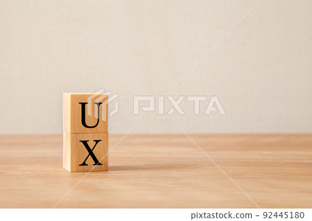 用戶體驗。用戶體驗。在木塊上繪製的 UX 字母。木桌背景。 用戶體驗。用戶體驗。在木塊上繪製的 UX 字母。木桌背景。 92445180
