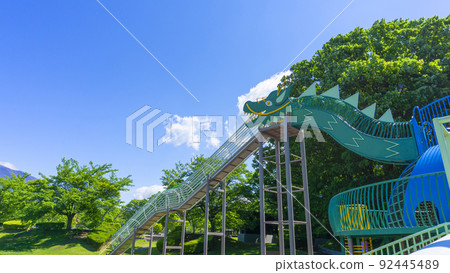 在公園裡玩設備 在公園裡玩設備 92445489