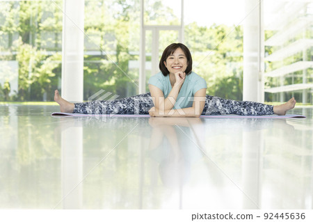 Young woman yoga stretch image with 180 degree open legs 92445636