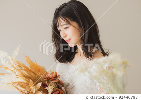 一個穿著白色連衣裙的女人 一個穿著白色連衣裙的女人 92446788