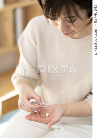 一名服藥的年輕女子 一名服藥的年輕女子 92446843