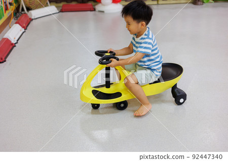 男孩玩室內玩具 男孩玩室內玩具 92447340