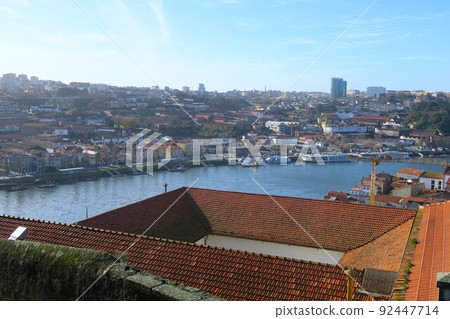 流經波爾圖市的杜羅河 流經波爾圖市的杜羅河 92447714