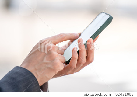 商人智能手機操作在手邊 商人智能手機操作在手邊 92451093