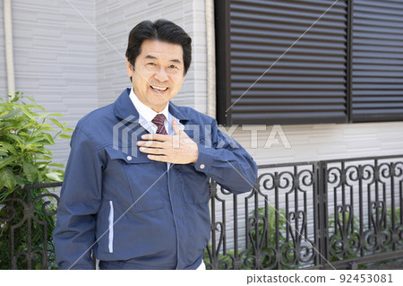 一家建築店的推銷員把手放在胸前 92453081