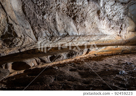 Hiratani Cave Among the notches, the groove deeply cut into the cave wall on the attack slope side, which is the bend of the river, is called a niche. Hiratani Cave Among the notches, the groove deeply cut into the cave wall on the attack slope side, which is the bend of the river, is called a niche. 92459223