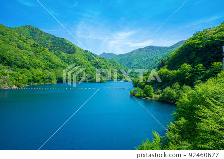 奧島湖,40,000 藍色,島川大壩,從 Amaha 觀看,新鮮的綠色季節 奧島湖,40,000 藍色,島川大壩,從 Amaha 觀看,新鮮的綠色季節 92460677