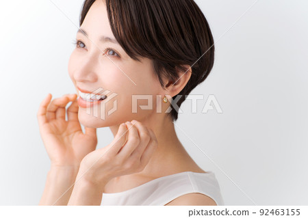 女性皮膚護理白色背景 92463155