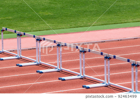 在田徑跑道上排成一列的跨欄 92463499