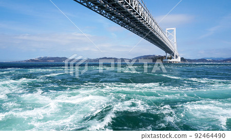 強大的漩渦和小鳴門大橋（德島縣鳴門市） 92464490