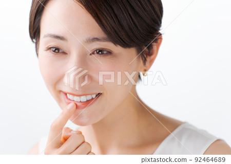 檢查牙齒的女人 92464689