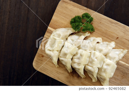 Gyoza with plenty of garlic as a side dish of sake that can be eaten even if it is baked or steamed on the table Gyoza with plenty of garlic as a side dish of sake that can be eaten even if it is baked or steamed on the table 92465082