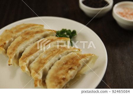 Gyoza with plenty of garlic as a side dish of sake that can be eaten even if it is baked or steamed on the table Gyoza with plenty of garlic as a side dish of sake that can be eaten even if it is baked or steamed on the table 92465084