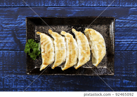 Gyoza with plenty of garlic as a side dish of sake that can be eaten even if it is baked or steamed on the table Gyoza with plenty of garlic as a side dish of sake that can be eaten even if it is baked or steamed on the table 92465092