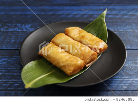 Freshly fried spring rolls that are often found in the side dish corner of supermarkets with Chinese food on the table Freshly fried spring rolls that are often found in the side dish corner of supermarkets with Chinese food on the table 92465093