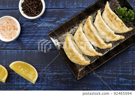 Gyoza with plenty of garlic as a side dish of sake that can be eaten even if it is baked or steamed on the table Gyoza with plenty of garlic as a side dish of sake that can be eaten even if it is baked or steamed on the table 92465094